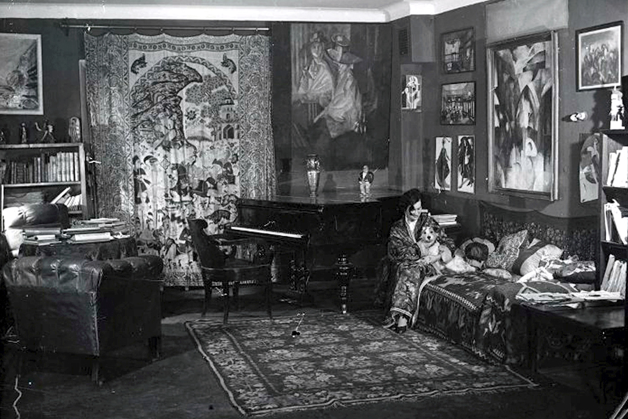Алиса Коонен дома. 1930-е годы.